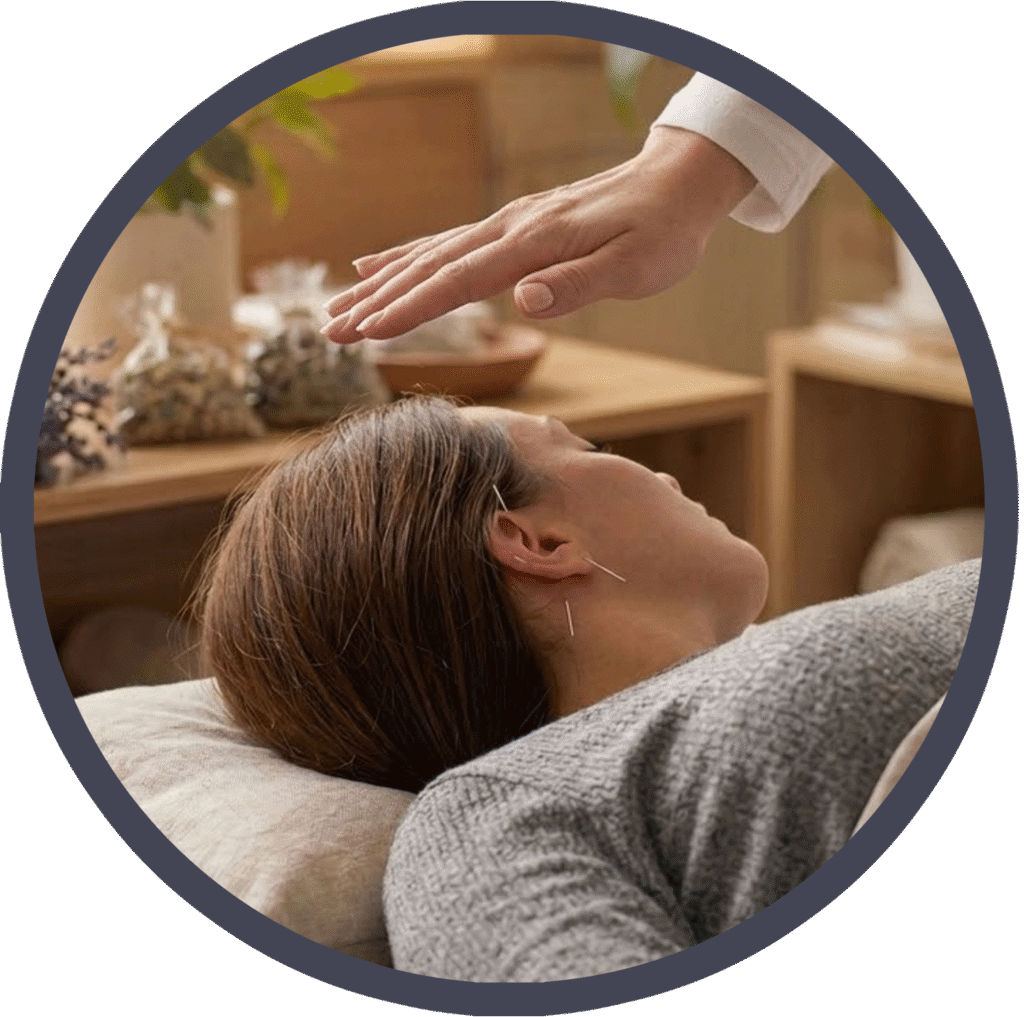 En patient der modtager healing og akupunktur i forbindelse med stress behandling .